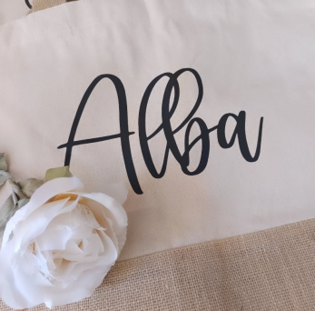 Neceser personalizado con nombre en algodón fairtrade y yute para regalara a las invitadas de tu boda o comunión