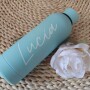 Botella térmica engomada en color turquesa personalizada con nombre de invitada como detalle o regalo para tus invitados o amigos en bodas, comuniones, cumpleaños