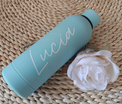 Botella térmica engomada en color turquesa personalizada con nombre de invitada como detalle o regalo para tus invitados o amigos en bodas, comuniones, cumpleaños