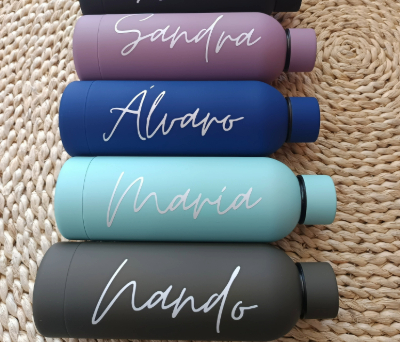 Botellas térmicas con tacto engomado persoanlizadas con el nombre de tu invitado como detalle para bodas, comuniones u otras celebraciones o regalos