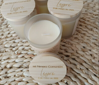 velas con tapa de madera personalizadas como detalle de comunión y boda para tus invitados