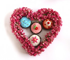 Brillos de labios en forma de cupcake ideal como detalle para las mujeres invitadas a la boda