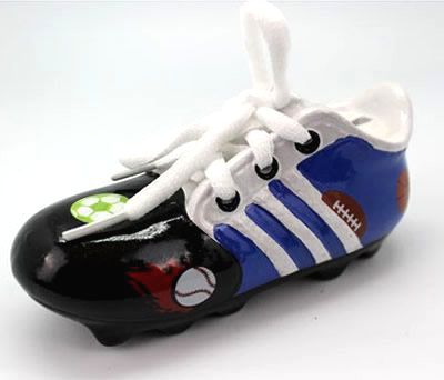 Hucha zapatilla de fútbol en color azul con cordones ideal como regalo o detalle para niños