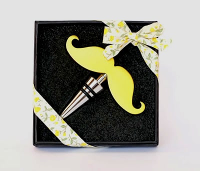 Tapón en forma de mostacho en caja de regalo como detalle de boda para los hombres invitados