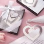 Elegante punto de libro en forma de corazón como regalo para los asistentes a la boda