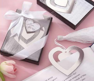 Elegante punto de libro en forma de corazón como regalo para los asistentes a la boda