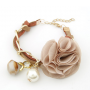 pulsera con flor y perlas en color marrón