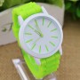 reloj esférico para mujeres con correa en silicona de color verde pistacho