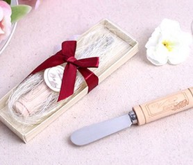 Cuchillo untador de mantequilla con mango tapón como detalle de boda para los invitados