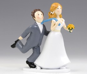 Divertida figura de novios novia tirando de corbata de novio para decorar la tarta nupcial o como regalo para los siguientes