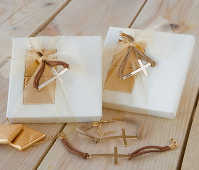 Pulsera cruz en caja con napolitanas como detalle de comunión para las invitadas