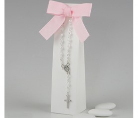 Pulsera rosario en caja con peladillas para detalles de invitados