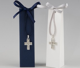 Colgante en forma de cruz en caja con peladillas para detalles de comunión o de boda