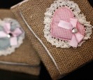 Portatodo de tela de saco con motivo corazón y lazo ideal para complementar los detalles de tu boda