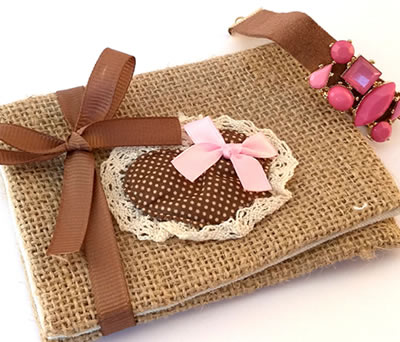 Portatodo jute saco con pulsera gemas para regalar a las mujeres del evento