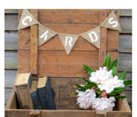 Banderines fabricados en tela de arpillera con las palabras cards para decorar bodas con estilo vintage y rústicas