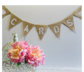 Banderines fabricados en tela de arpillera con las palabras cards para decorar bodas con estilo vintage y rústicas para encontrar tu libro de firmas