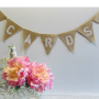 Banderines fabricados en tela de arpillera con las palabras cards para decorar bodas con estilo vintage y rústicas para encontrar tu libro de firmas