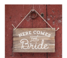 cartel de madera 60x40cm personalizado con la frase Here comes the bride