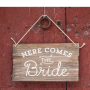 cartel de madera 60x40cm personalizado con la frase Here comes the bride