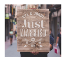 cartel de madera con mensaje personalizado just married para bodas rústicas y vintage