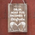 cartel de madera en color madera de 34×47 con la frase deja aquí tus tacones y disfruta para bodas rústicas y vintage