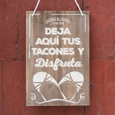 cartel de madera en color madera de 34x47 con la frase deja aquí tus tacones y disfruta para bodas rústicas y vintage