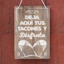 cartel de madera en color madera de 34x47 con la frase deja aquí tus tacones y disfruta para bodas rústicas y vintage