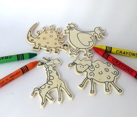 Animales de madera con imán y pinturas para colorear. Les encantará a los niños invitados al bautizo o al cumpleaños