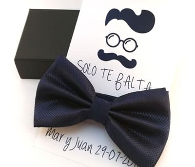 Pajarita color azul con tarjetón personalizado a juego como detalle de boda para los hombres