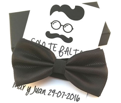 Pajarita en color negro con tarjetón personalizado a juego como detalle de boda para los hombres invitados