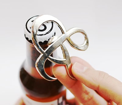 Abrebotellas de cerveza símbolo & como regalo de bodas para los invitados de tu boda