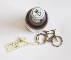 Abridor de botellas en forma de bicicleta en caja y con mensaje