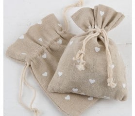 Bolsa de jute con corazones blancos ideal para complementar los detalles de tu boda