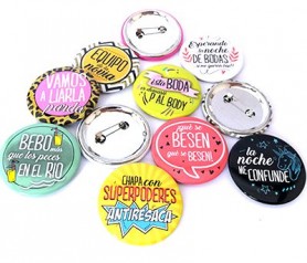 Chapas con mensajes originales para los invitados de tu boda