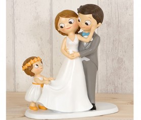 Figura de novios con niña para la tarta nupcial o como regalo para los siguiente en casarse
