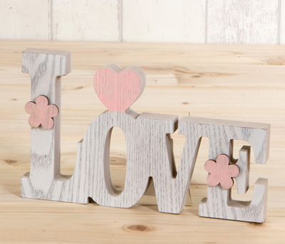 Letras Love en madera con corazones para decorar la boda