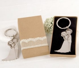Llavero novios caricia en caja kraft de regalo ideal para los invitados de la boda