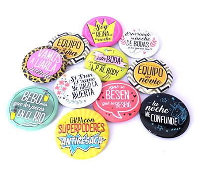 Lote de 11 chapas con mensajes originales para los invitados de tu boda