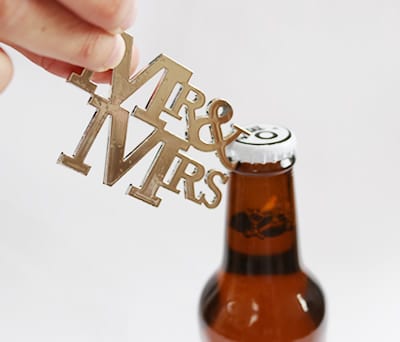 Original abrebotellas Mr&Mrs como detalle de boda para los invitados
