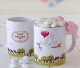 Taza cerámica cigueña con caramelos para personalizar como detalle de bautizo para los invitados