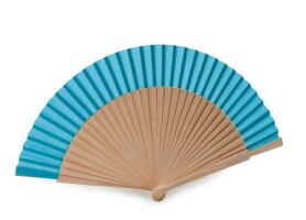 abanico en madera y tela azul decorado con lazada como complemento de boda para los meses de verano