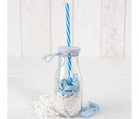 Botellita cristal con caña azul y viruta blanca con 12 caramelos como detalle para invitados de comunión
