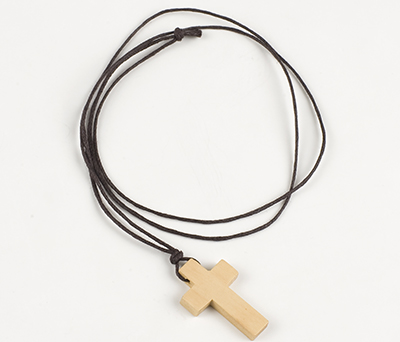 Colgante cruz de madera como recuerdo para invitados de primera comunión