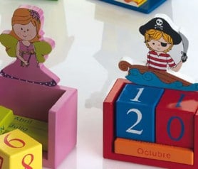Calendario perpétuo madera hadas o piratas como regalo de cumpleaños o de comunión o bautizo para los niños invitados