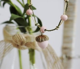 Pulsera avellana rosa para las mujeres y niñas invitadas a la boda
