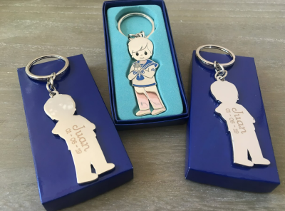 Llaveros marinero en caja azul personalizados como detalle de comunión para tus invitados.