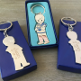 Llaveros marinero en caja azul personalizados como detalle de comunión para tus invitados.