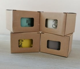 Tazas de café con originales mensajes como detalle para los invitados presentadas en cajas kraft con ventana