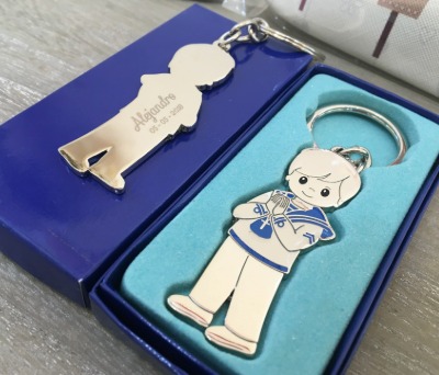 llavero marinero metálico personalizado con nombre y fecha de comulgante como detalle para los invitados